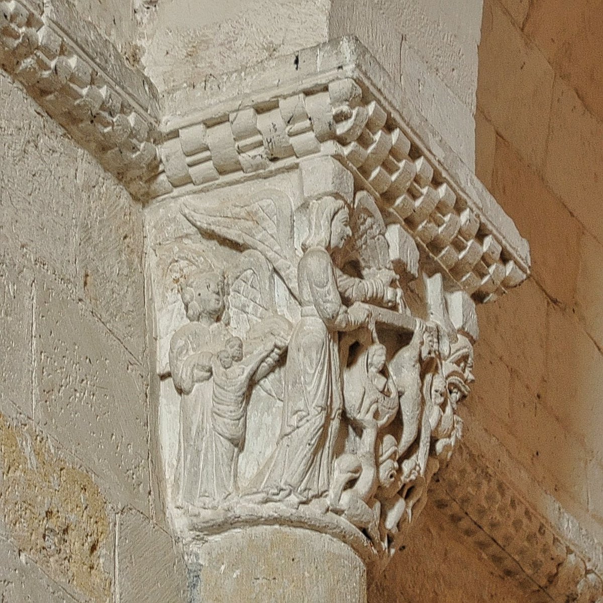 Mi capitel favorito de la iglesia de San Miguel de Fuentidueña (Segovia): la 'Psicostasis' o pesaje de las almas. Para quienes se empeñan en etiquetar el románico como un estilo estático e inexpresivo #BuenasTardes