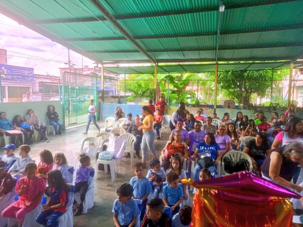 Con alegría los  niños y niñas del C.E.I.N. Alejandro Humboldt del Mcpio Girardot 3°grupo realizaron su exposición de su proyecto de vida acompañado de sus representantes. 
#NicoCuadraConmigo 
<a href="/NicolasMaduro/">Nicolás Maduro</a> 
<a href="/_LaAvanzadora/">Yelitze Santaella</a> 
@MPPEDUCACION 
<a href="/LeiraSuarezPsuv/">LeyraSuarezPsuv</a> 
<a href="/Soykarinacarpio/">Karina Carpio</a>
