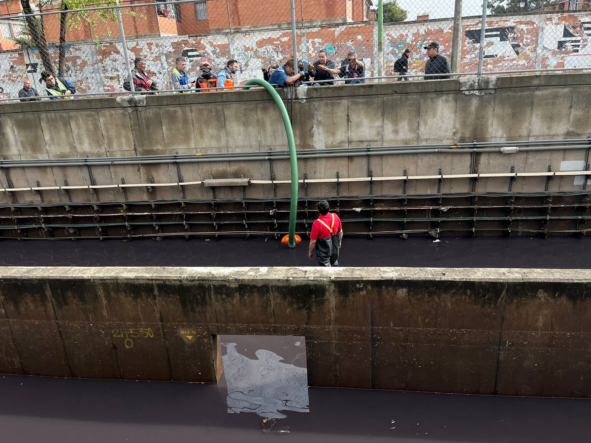 lajornadaonline's tweet photo. #DíaEnImágenes Se suspende el servicio del @MetroCDMX desde las estaciones #Guelatao a #LaPaz de la Línea A, debido a la inundación de las vías en Santa Martha. Camiones @RTP_CiudadDeMex ofrecen servicio gratuito a los usuarios afectados. 

📸 Alfredo Domínguez https://t.co/zG2irEq0XR