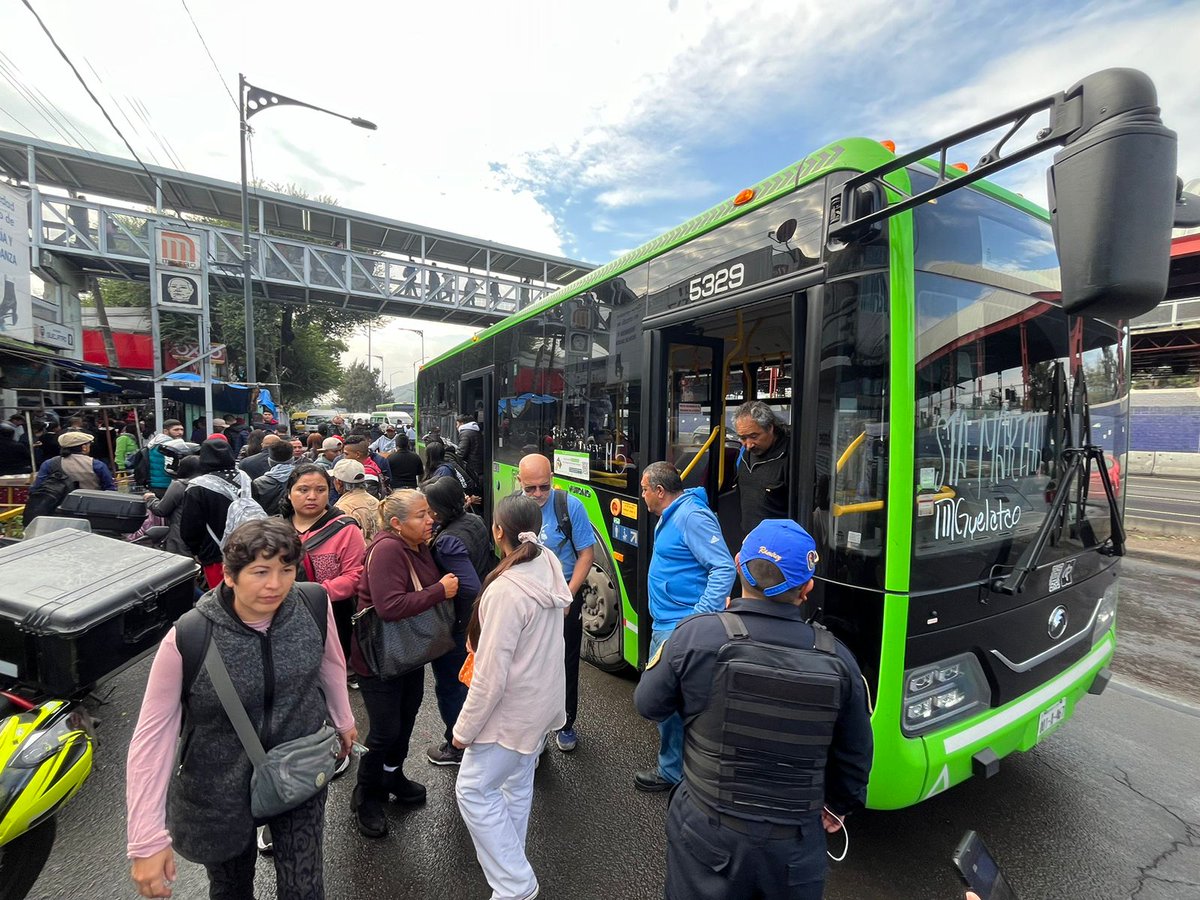 lajornadaonline's tweet photo. #DíaEnImágenes Se suspende el servicio del @MetroCDMX desde las estaciones #Guelatao a #LaPaz de la Línea A, debido a la inundación de las vías en Santa Martha. Camiones @RTP_CiudadDeMex ofrecen servicio gratuito a los usuarios afectados. 

📸 Alfredo Domínguez https://t.co/zG2irEq0XR