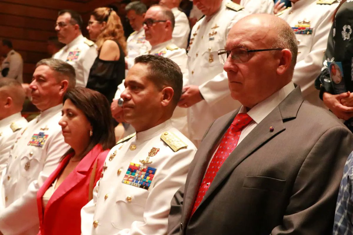 Desde el Centro de Acción Social por la Música, la Presidenta de la Fundación de la Armada Bolivariana acompaña al Alm. Neil Villamizar Sánchez, Comdte Gral de la <a href="/ArmadaFANBVzla/">Armada_ve</a> al Concierto Sinfónico, dirigido por la Orquesta Juvenil "Evencio Castellanos".