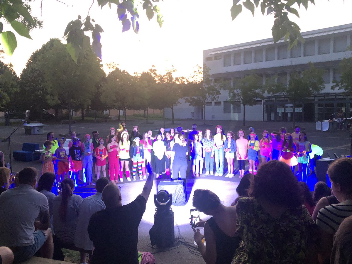 MarionArnault's tweet photo. Spectacle de la chorale du @ClgFMitterrand. Un grand merci à toute l’équipe et + particulièrement à M. Chapon et M. Antona de permettre à nos enfants de vivre des moments tels que celui-ci. On sent la connivence et le plaisir partagé 😊
Et le cadre est incroyable 😻 https://t.co/5AUOeI6ctW