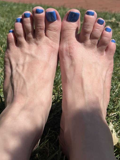 Look at them toes! https://t.co/mpwiXJO0e1