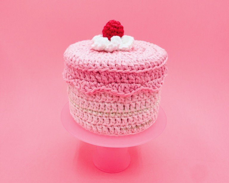 cloverusa's tweet image. free blog pattern on our website: blog.clover-usa.com 🍰 using a Clover 2.75mm Amour Crochet Hook! ☘️

imagine how cute the photos with this decoration would be on a charcuterie board or at a picnic? 😍🧺

#crochet #cakebox #amigurumi  #crochetcake   #freecrochetpattern