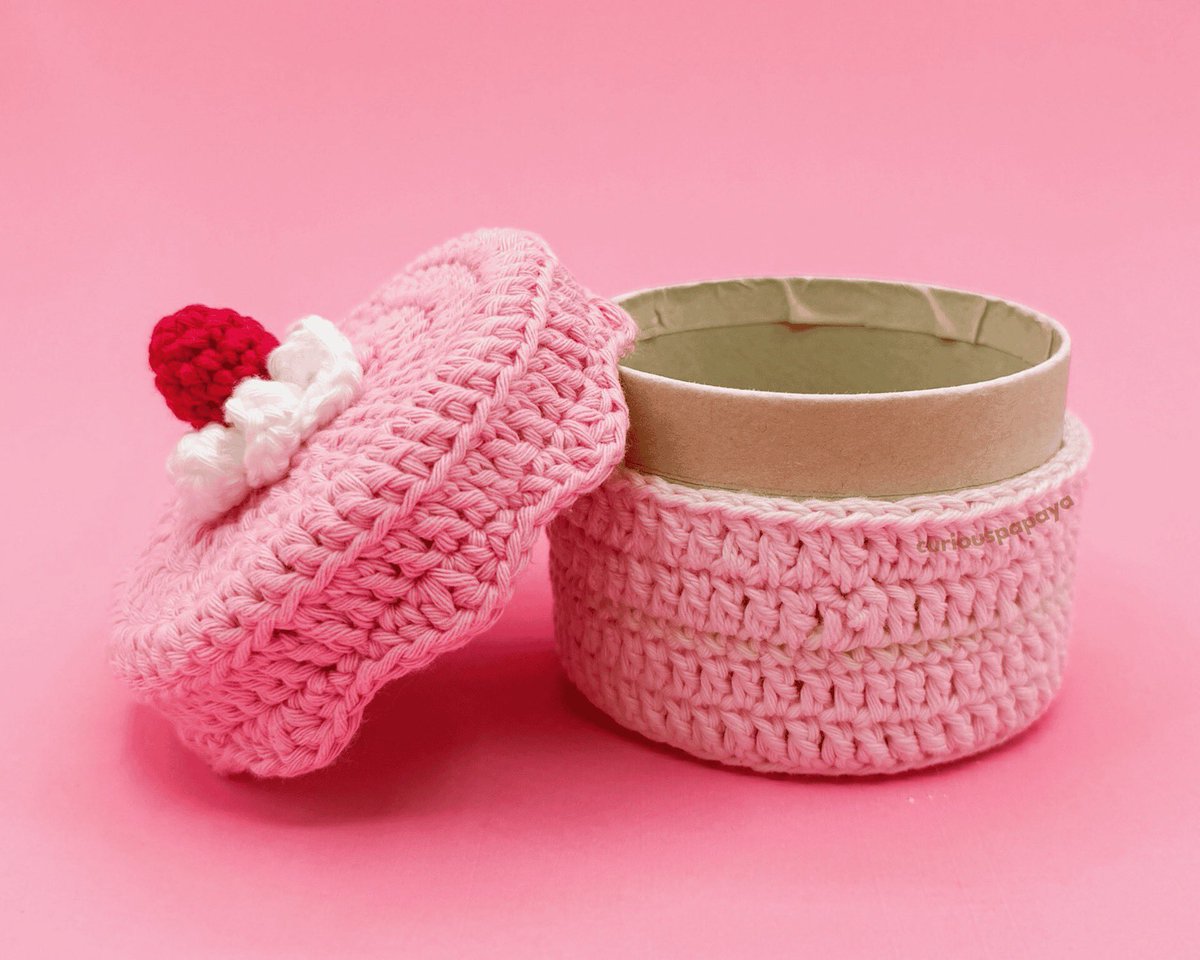 cloverusa's tweet image. free blog pattern on our website: blog.clover-usa.com 🍰 using a Clover 2.75mm Amour Crochet Hook! ☘️

imagine how cute the photos with this decoration would be on a charcuterie board or at a picnic? 😍🧺

#crochet #cakebox #amigurumi  #crochetcake   #freecrochetpattern