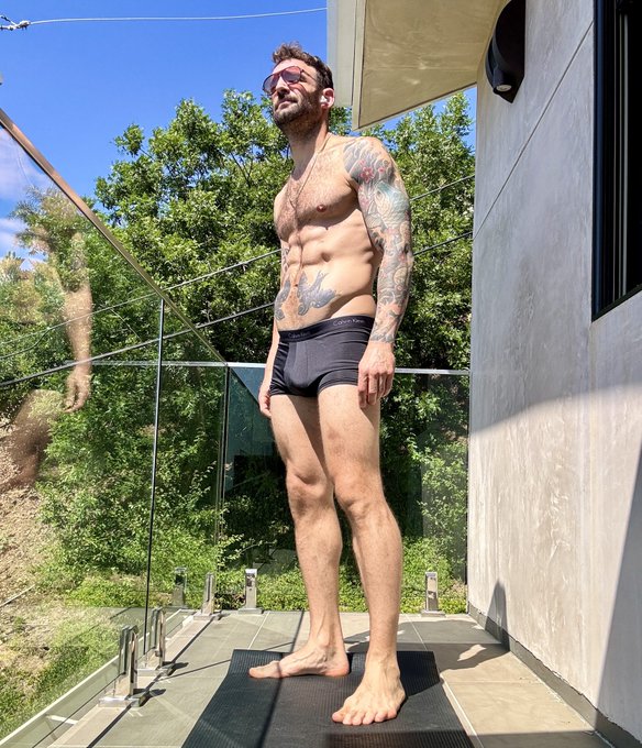 Morning routine: stretching with Gizmo and catching some sun 😎 🐻 come watch the full thing ➡️ https://t