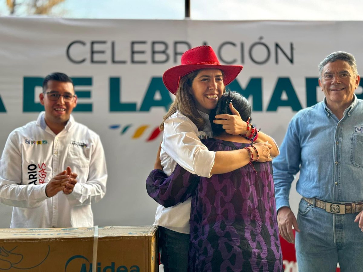 melissavargasmx's tweet photo. Dejar de ayudar, 
dejar de trabajar por la agente, 
dejar de sentir empatía por las injusticias 
No es algo que se olvide o que se pase de una elección a otra… 
Los que lo hacemos por convicción,  lo haremos siempre! 
Así que para los que en la calle me preguntan por lo que sigue: lo que sigue es seguir trabajando por la causas en las que creemos! 

Hay Melissa para rato! ❤️
Muchas Gracias!
