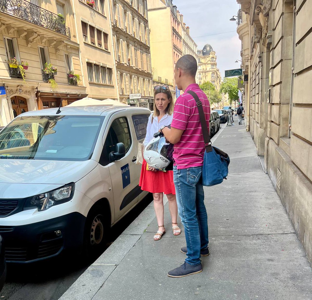 AstridPanosyan's tweet photo. Un après-midi chaleureux de déambulation à #Ternes #Paris17 qui s’achève en musique à la fête de l’école #Fourcroy avant ma réunion publique à l’école #Ampère sur le thème fondamental de nos valeurs républicaines 🎺🚀🇫🇷🇪🇺
#DimancheJeVotePourLaRépublique
#Astrid2024
#circo7504 https://t.co/q1WdFl0bp6