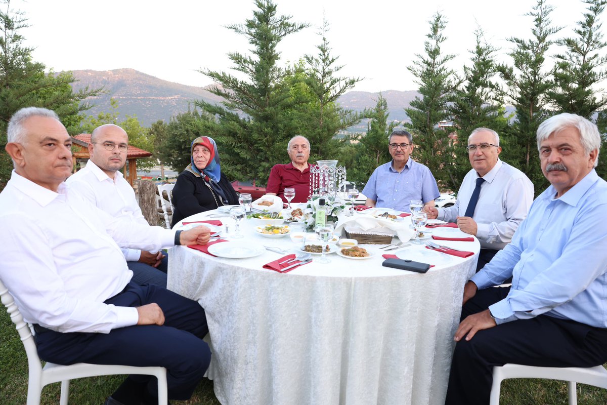 Rektörümüz Prof. Dr. Ahmet Kutluhan, 1. Denizli/ Çameli Tarım Sempozyumu için Çameli’ye gelen akademisyenler ile bir araya geldi. Buluşmada konuşan Rektörümüz: “#PAÜ’nün Denizli ile bütünleşmiş olmasından ve 4 yılda yaptığımız çalışmaların sonuçlarını görmekten çok mutluyum.+