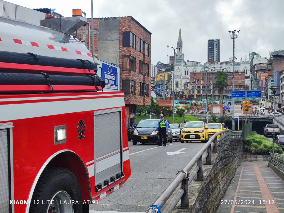 SecMovilidadMzl's tweet photo. #ATENCION
A esta hora, @BomberManizales realiza una intervención en el sector #LaPipa, por lo que, se reduce la movilidad a dos carriles. Conductores, por favor, tengan paciencia ante la situación. https://t.co/tsW9e1XkdJ