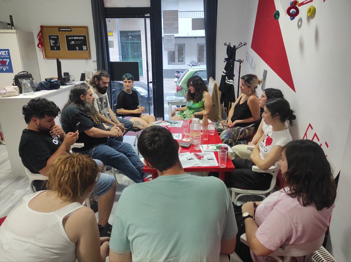 Hemos pasado una tarde estupenda en  el club de lectura de  <a href="/Litteraliss/">Litteralis</a> desmenuzando y reflexionando sobre el libro "Vinagre". 

Mil gracias a <a href="/El__Yayo/">Jorge Matías</a> por venir a pasar otra tarde más con nosotres.