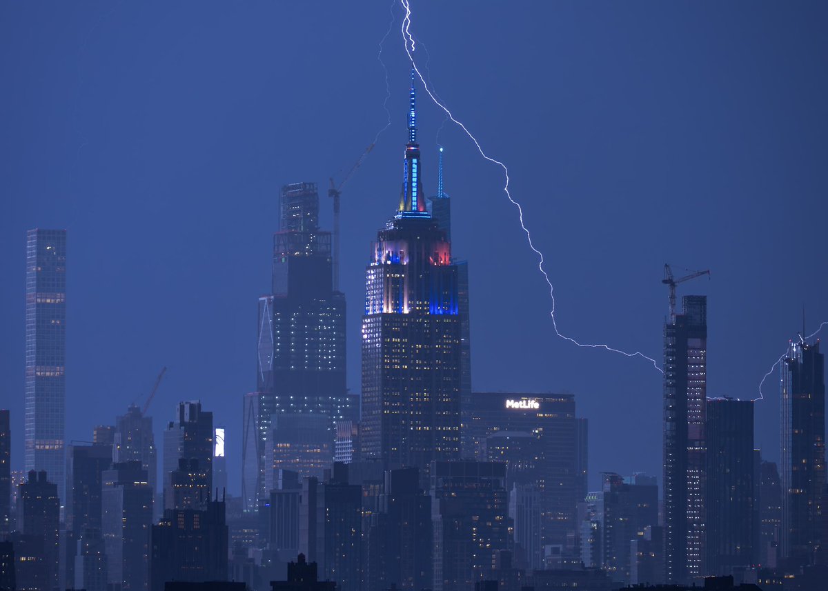 A few more #Lightning strikes from last night’s Storm over #NYC