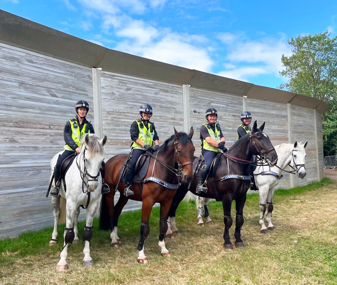 ASPoliceHorses's tweet image. Today’s headliners at Glastonbury were Arthur Apples, Somerset, Pilton and Platinum - working alongside their colleagues on Project Servator helping to keep everyone safe 🦄🐴🐴🦄 #projectservator #keepingyousafe #Glasto24