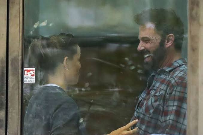 clara_lilica's tweet photo. Where is the joy he has with his ex-wife? She is so funny 🤮 and entertaining 😈 and now that she is with him every day #benaffleck leaves the house 😡 Is she no longer doing the stand-up show she used to do at the school gate and on the basketball court? #jennifergarner #FREEJLO https://t.co/qZ5jg4avgH