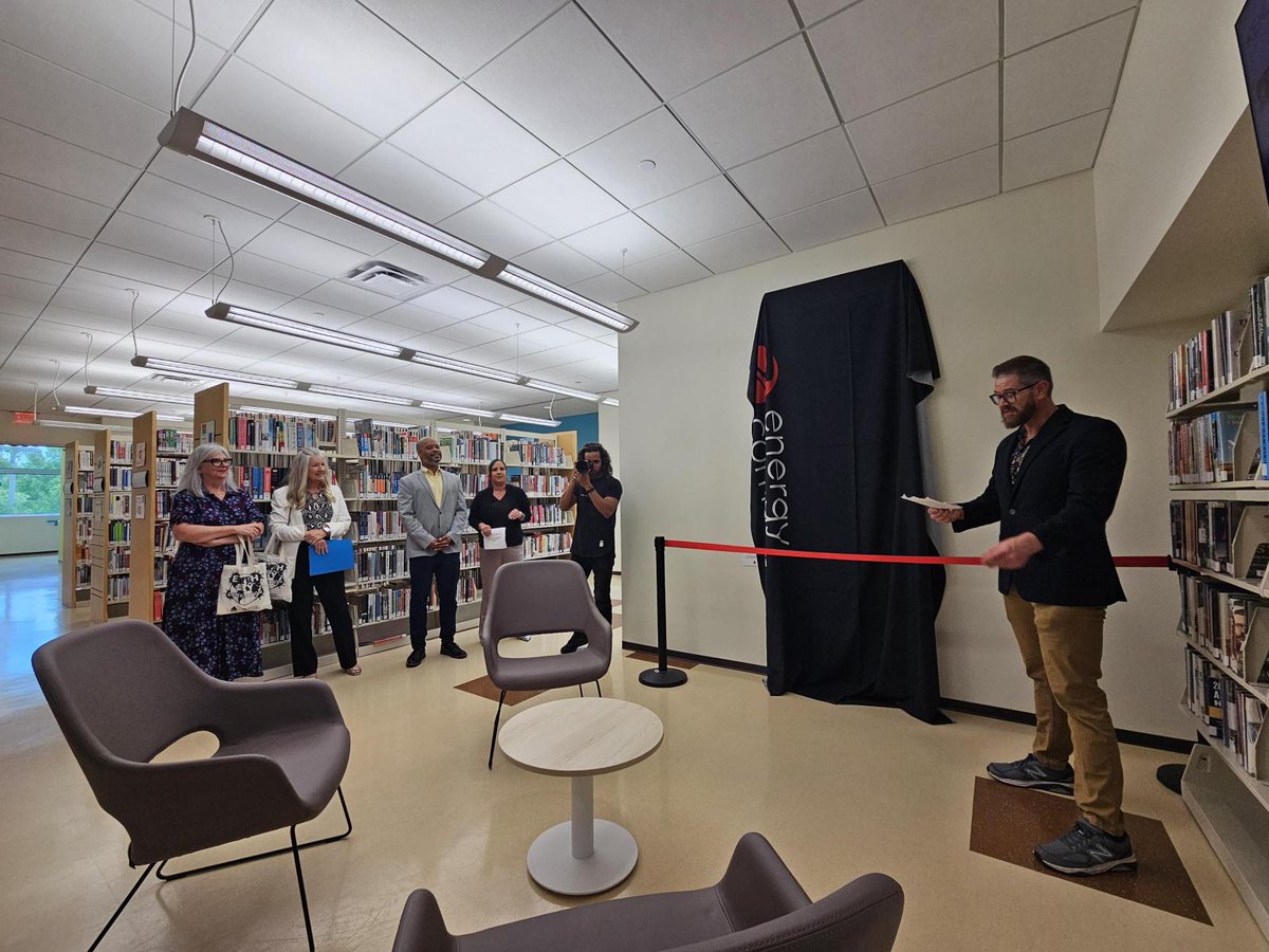 CITGO's tweet photo. CITGO VP of Human Resources &amp; Support Services Kresha Sivinski joined @EnergyCorridor for an art unveiling at the Kendall @houstonlibrary. Made from upcycled doors, the stunning pieces were painted by @UPArtStudio1 &amp; our community during eARTh Day Celebration presented by CITGO. https://t.co/GOOzS8Z5lN