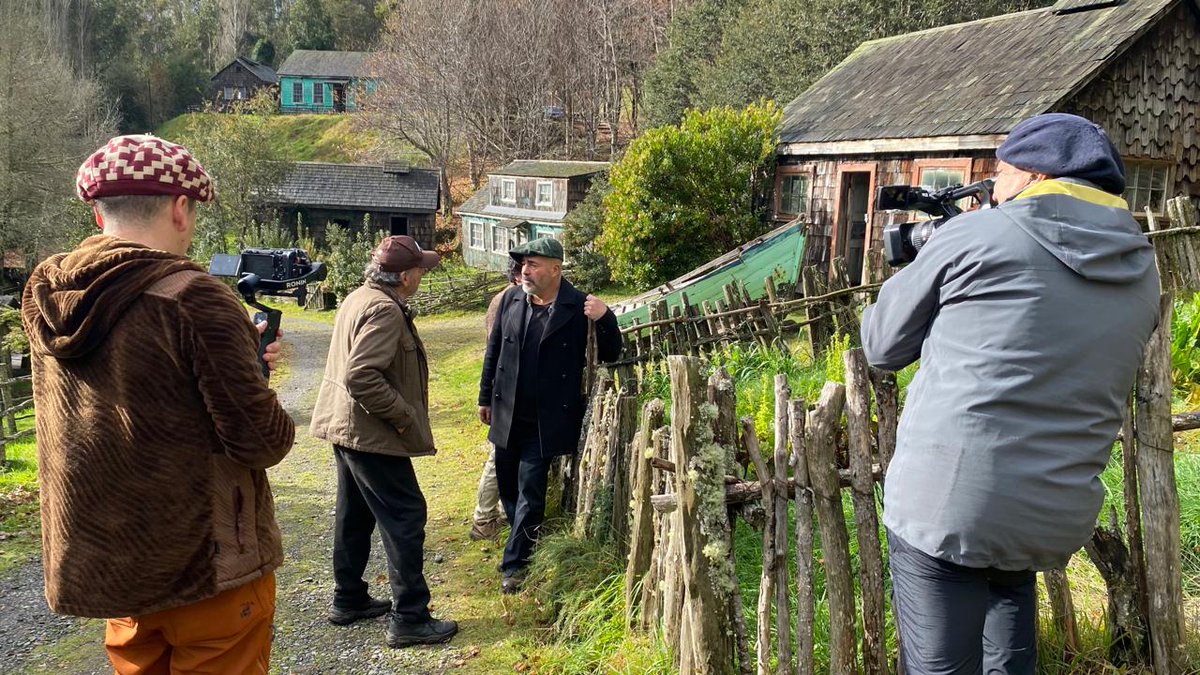 magicafundacion's tweet photo. ¡Pronto nos verán en la televisión!

Recientemente recibimos al chef Alonso Barraza, junto al equipo de @RecomiendoChile, quienes recorrieron el pueblito y grabaron imágenes para dar a conocer nuestro trabajo durante su 9a temporada en @canal13cl.  

¡No te lo pierdas! #chiloe https://t.co/knFsOb3NKt