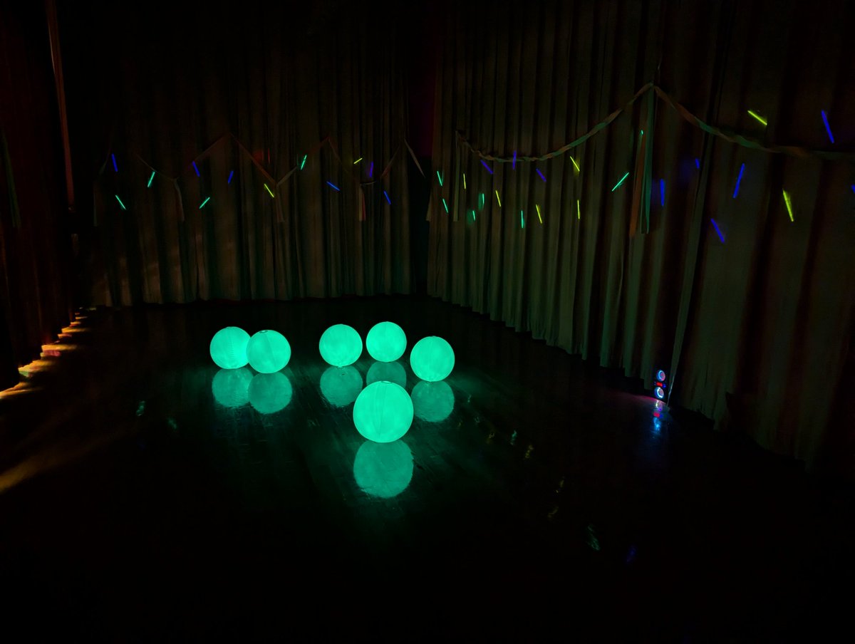 franks_kesha's tweet photo. Our campers were so excited to participate in our Glow Party! They came ready!  #CampCarrollUSA24 #ChooseYourDestination @AldineES_Summer @LgutierrezMrs https://t.co/ItZzShDOBl