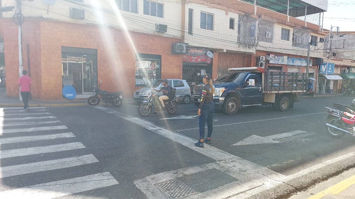 guanare_intt's tweet photo. #MovilidadSegura | Funcionarios del #INTT Guanare se encuentran desplegados en las intersecciones de la ciudad, concientizando a los conductores y peatones a respetar las señales de tránsito. 

#NicoCuadraConmigo

¡Con Maduro aseguramos la Paz! https://t.co/rUKFtqULfo