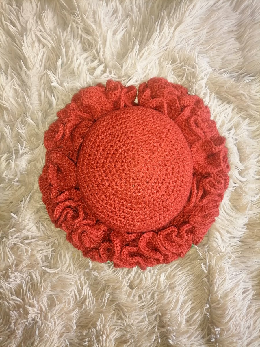 ugyarn's tweet photo. How cute is this ruffle hat? https://t.co/hpS5zfiEDo