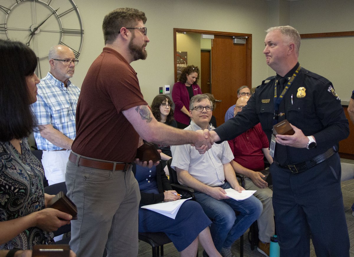 schoolcraftnow's tweet image. We&apos;re incredibly proud of these individuals who sprang into action and saved a fellow fencing club member’s life when he collapsed in the gym back in March. Read more about their inspiring story here: bit.ly/3zlxLGo #HeroicActions #SchoolcraftCollege #CommunityHeroes