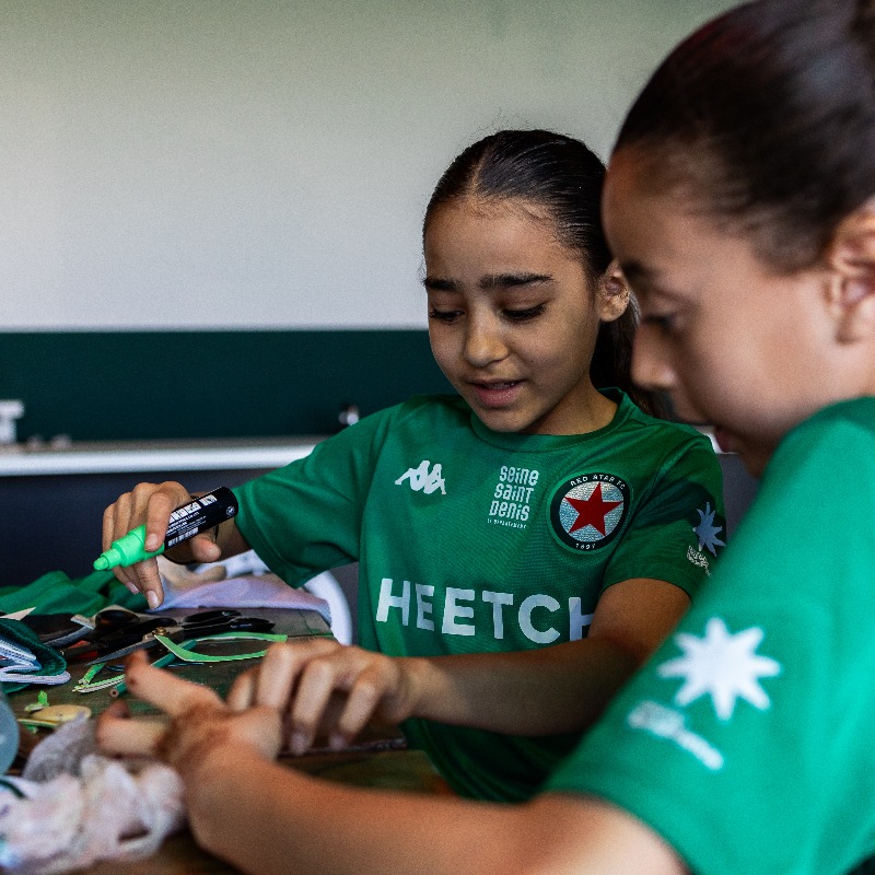 RedStarFC's tweet photo. Encadrés par 0-93.Lab, les jeunes U11 du @RedStarFC ont réalisé des "gris-gris porte-bonheur" lors d'un atelier organisé par le Red Star LAB, destinés aux athlètes de @seinesaintdenis pour les Jeux Olympiques et Paralympiques de @Paris2024 ⤵️ #RedStarLAB