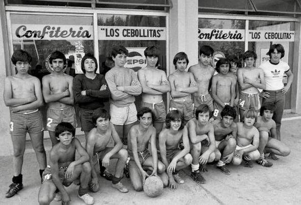VSportsTM's tweet photo. Maravillosa colección de fotos inéditas de Diego durante su etapa en Los Cebollitas. Un mimo al alma futbolera. Verdaderas joyas de archivo. 🔟🇦🇷⚽️❤️

📸 @WalterRotundo https://t.co/JS79cdbPto