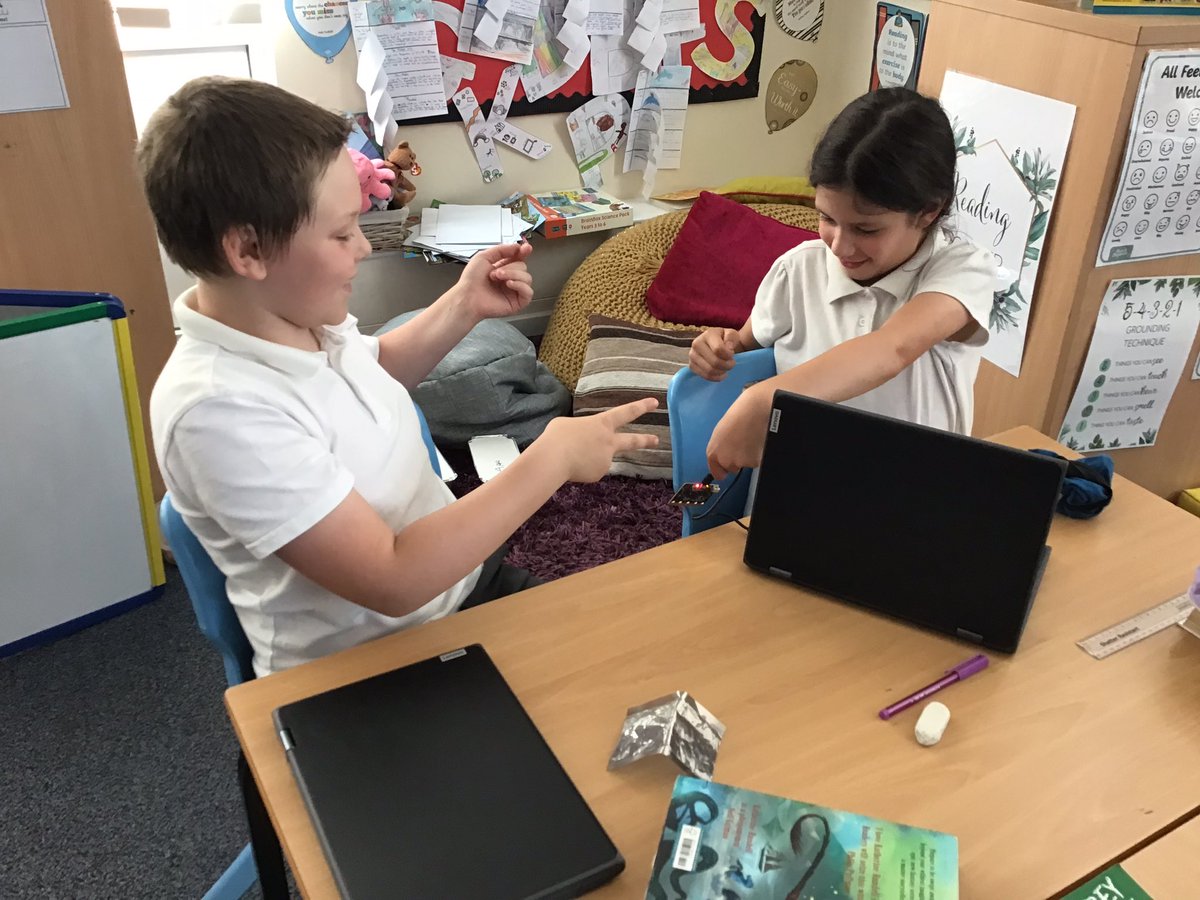 bishoptonprim's tweet image. More micro:bit fun in year 4 after coding beating hearts we moved onto a game of micro:bit rock paper scissors #bishoptoncomputing #bishoptonyear4