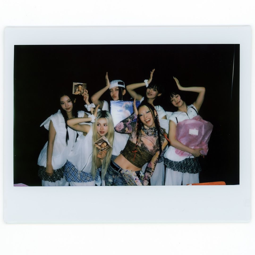 rinasawayamabr's tweet photo. Rina Sawayama com o NEWJEANS nos bastidores do #BunniesCamp2024TokyoDome. https://t.co/EMtnTjgYNg