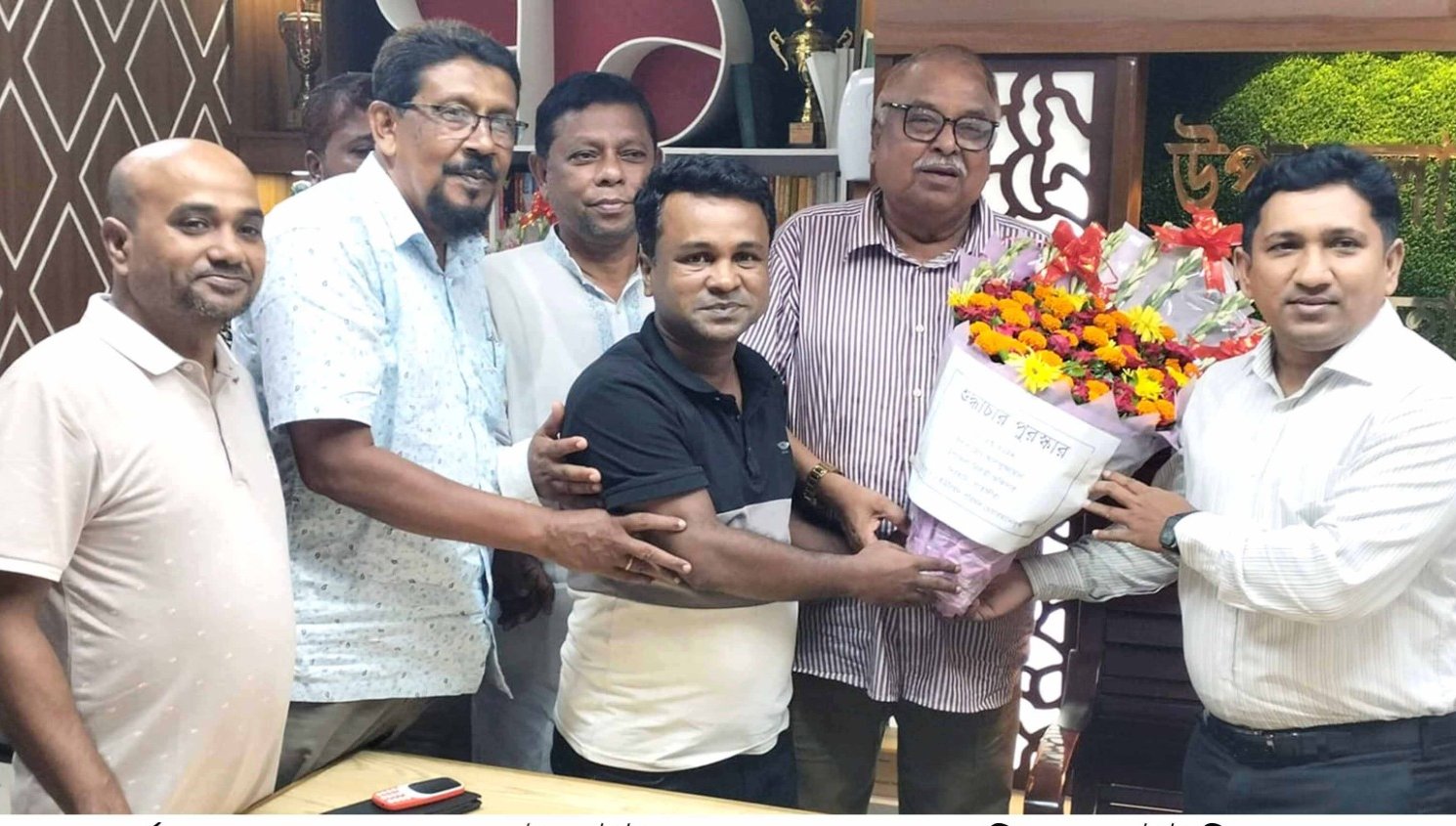 দেবহাটার ইউএনওকে শুভেচ্ছা জানালেন ইউপি চেয়ারম্যানগন