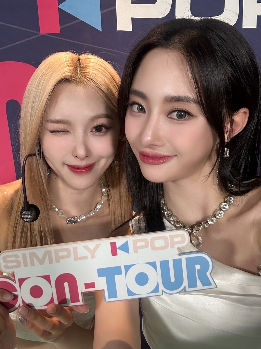_Simplykpop's tweet image. Simply : Ha...It's so cold, so cold🥶
👤 : ...It's the summer, what are you talking about?
Simply : Shh!! We're inside the freezer, because we're worried our hearts will melt into a pile of goo while watching #PRIMROSE perform #Freyja on #SimplyCONTOUR! 😉