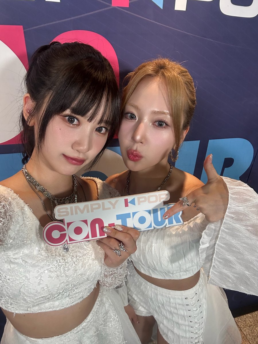_Simplykpop's tweet image. Simply : Ha...It's so cold, so cold🥶
👤 : ...It's the summer, what are you talking about?
Simply : Shh!! We're inside the freezer, because we're worried our hearts will melt into a pile of goo while watching #PRIMROSE perform #Freyja on #SimplyCONTOUR! 😉