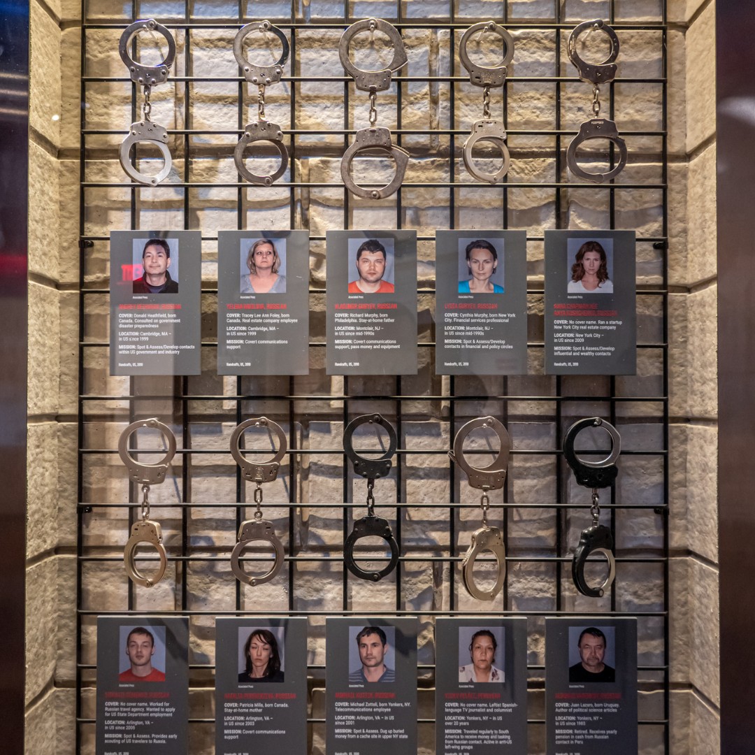 IntlSpyMuseum's tweet image. Today in #SpyHistory: On June 27, 2010, the FBI arrested 10 Russian &quot;illegals,&quot; operating undercover including Anna Chapman.

All pleaded guilty. It was one of the greatest counterintelligence successes in FBI history.  

📷 : @jhmcreationz