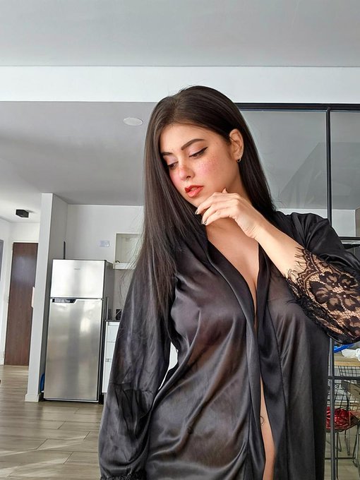 Me encanta la ropa o la lenceria con un poco de transparencia, es muy sexy! https://t.co/SfpxJRYD1Y