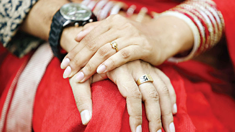 দেবহাটায় স্বামীর সংসার ফিরে পেতে স্ত্রী’র অভিযোগ দায়ের