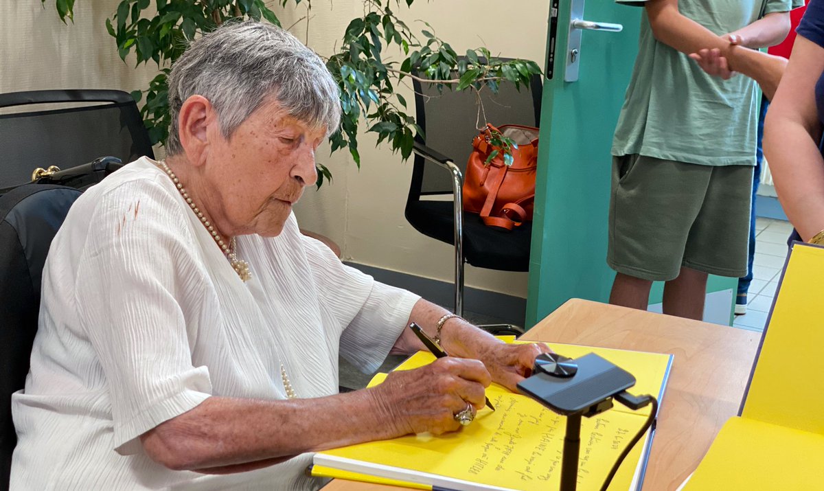 « Accepter l’autre comme il est, car nous sommes tous humains ». Telle est la leçon de sagesse &amp; d’humanité transmise par Ginette Kolinka aux élèves de 3è de Compiègne réunis au coll. Ferdinand Bac.
Merci à cette passeuse de mémoire qui éclaire de ses paroles la jeune génération.