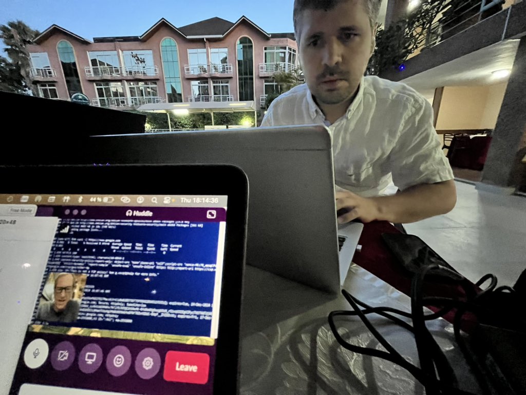 ProvenPudding's tweet image. Fantastic long-range #DDEV support from @randyfay. ❤️ @tmotyl in #Kigali #Rwanda, screensharing a stubborn #Windows computer from the #Somalia #TYPO3 team, using sound from my computer’s bluetooth headphones. #NoWiredHeadphones #PoolsideDev #OpenSourceLove