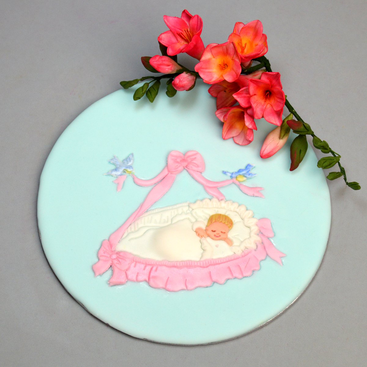 Here is a plaque made using our Baby in Basket t.ly/4ss_S and some freesias that Marion made in our cake club dem today.
Join the cake club here: t.ly/tKuaz