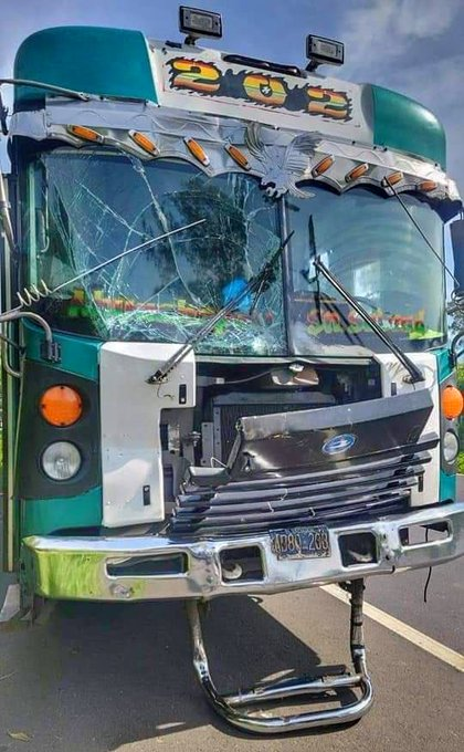 InformaTV_'s tweet photo. 🚨 @PNCSV reporta un accidente de tránsito 🚍🚍 sobre la carretera Panamericana, a la altura de El Congo, Santa Ana, en el sentido hacia San Salvador.

Afortunadamente, solo se registraron daños materiales. 🙏 #Tránsito #SeguridadVial #SantaAna

#ITVX https://t.co/40tdTQyMGd