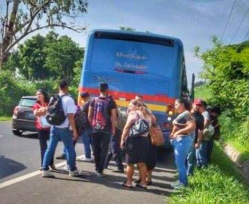 InformaTV_'s tweet photo. 🚨 @PNCSV reporta un accidente de tránsito 🚍🚍 sobre la carretera Panamericana, a la altura de El Congo, Santa Ana, en el sentido hacia San Salvador.

Afortunadamente, solo se registraron daños materiales. 🙏 #Tránsito #SeguridadVial #SantaAna

#ITVX https://t.co/40tdTQyMGd