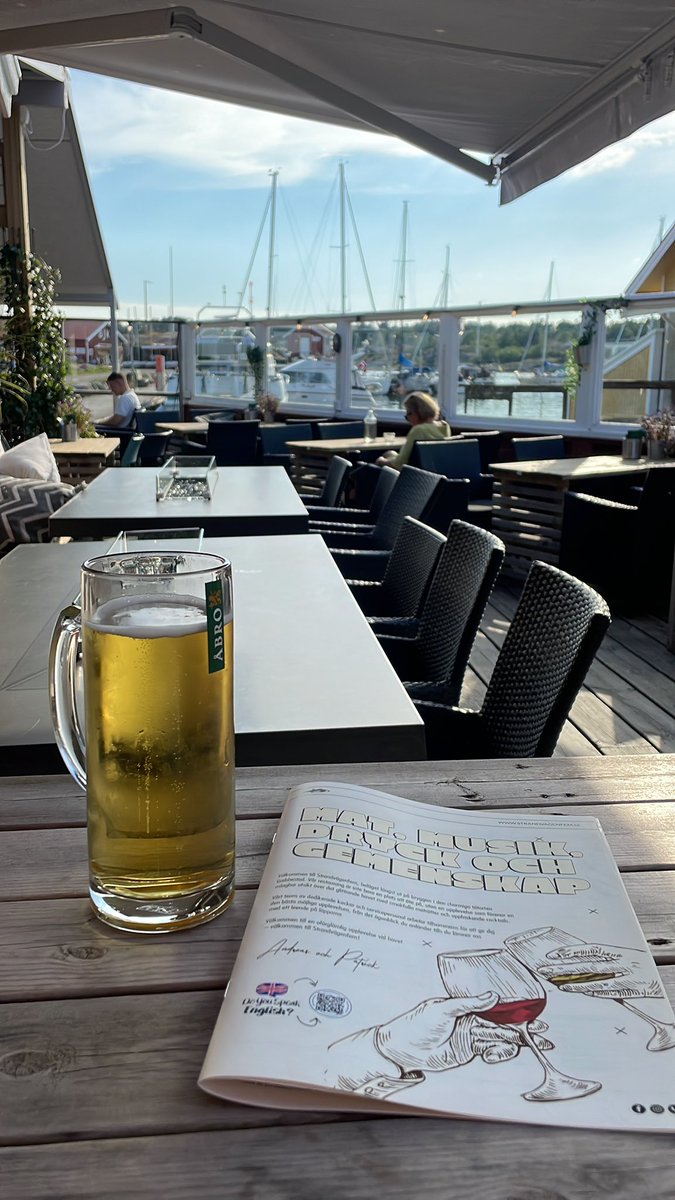 wallanderskavaj's tweet photo. Italiensk öl i ett åbroglas är svårslaget.
”Helguppvärmning” i Grebbestad blir fint!🍺☀️ https://t.co/q41UXgVvuY