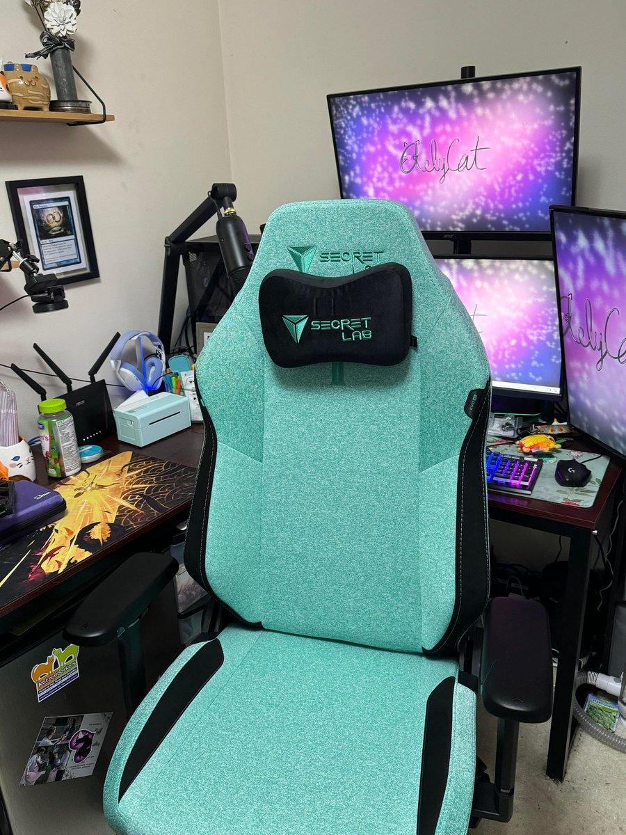 Aelycat's tweet photo. Took the plunge and got a Secret Lab Titan Evo XL to replace my old chair (inherited from my grandfather in 2017, which he used for 10 years before that). Hoping for more comfort, less back pain, and lots of new memories! 🪑✨ #NewChair #OfficeUpgrade #secretlab https://t.co/gwsuuz4vyC