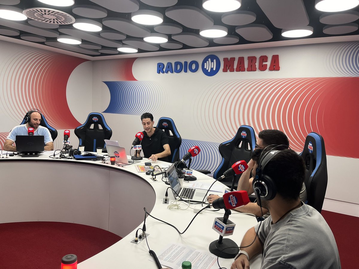 RadioMARCA's tweet photo. 👨‍🎓 PE-RIO-DIS-MO

Cristian Ortiz, compañero de @Mirada21es, aparece en #PizarraQuintana y muestra cómo se hornean los nuevos periodistas deportivos https://t.co/PMpbX8Mxfi