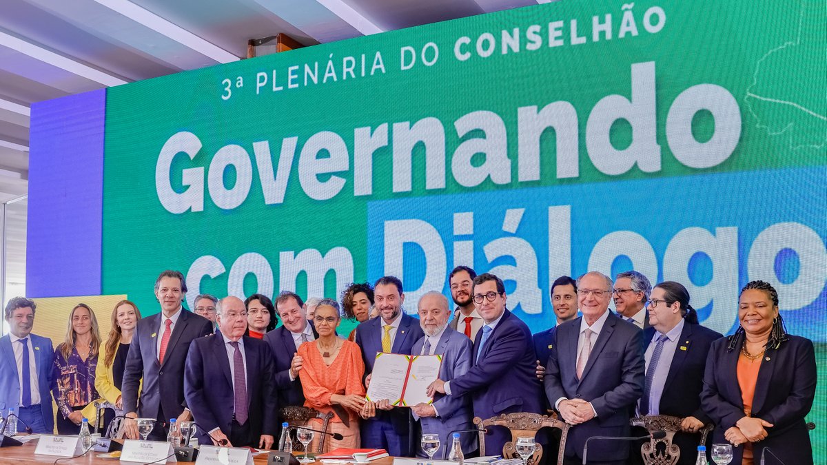 eixopolitico's tweet photo. 🇧🇷 Lula sanciona taxação das comprinhas de até US$ 50 em encontro do “Conselhão”.

Taxa de 20% sobre as compras internacionais de até US$ 50 era defendida por diversos setores empresariais e, além de aumentar a desigualdade social, onera a população mais pobre, que é a que mais faz compras em varejistas chinesas.