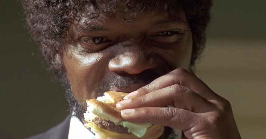 ThePhantomastic's tweet photo. El hilo de hoy es cinematográfico y gastronómico, ya que mezcla películas y comida, o comida de película.

¿Tenéis mucha hambre? Venid, que os invito a algo apetitoso y suculento. O no. Eso ya tenéis que descubrirlo vosotros. 🧵🧵 https://t.co/N1sgezFczg