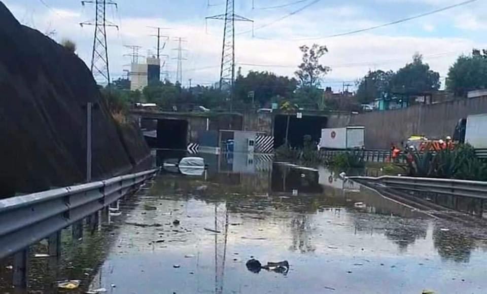 ReporteNR's tweet photo. #ReporteNR Autopista Chamapa-Lechería completamente parada debido a inundaciones que se registraron ayer por la noche.
⚠️Tomé vías alternas ⚠️. #Izcalli #Atizapán #Tlalnepantla
#NicolásRomero https://t.co/wnGlnUymhG