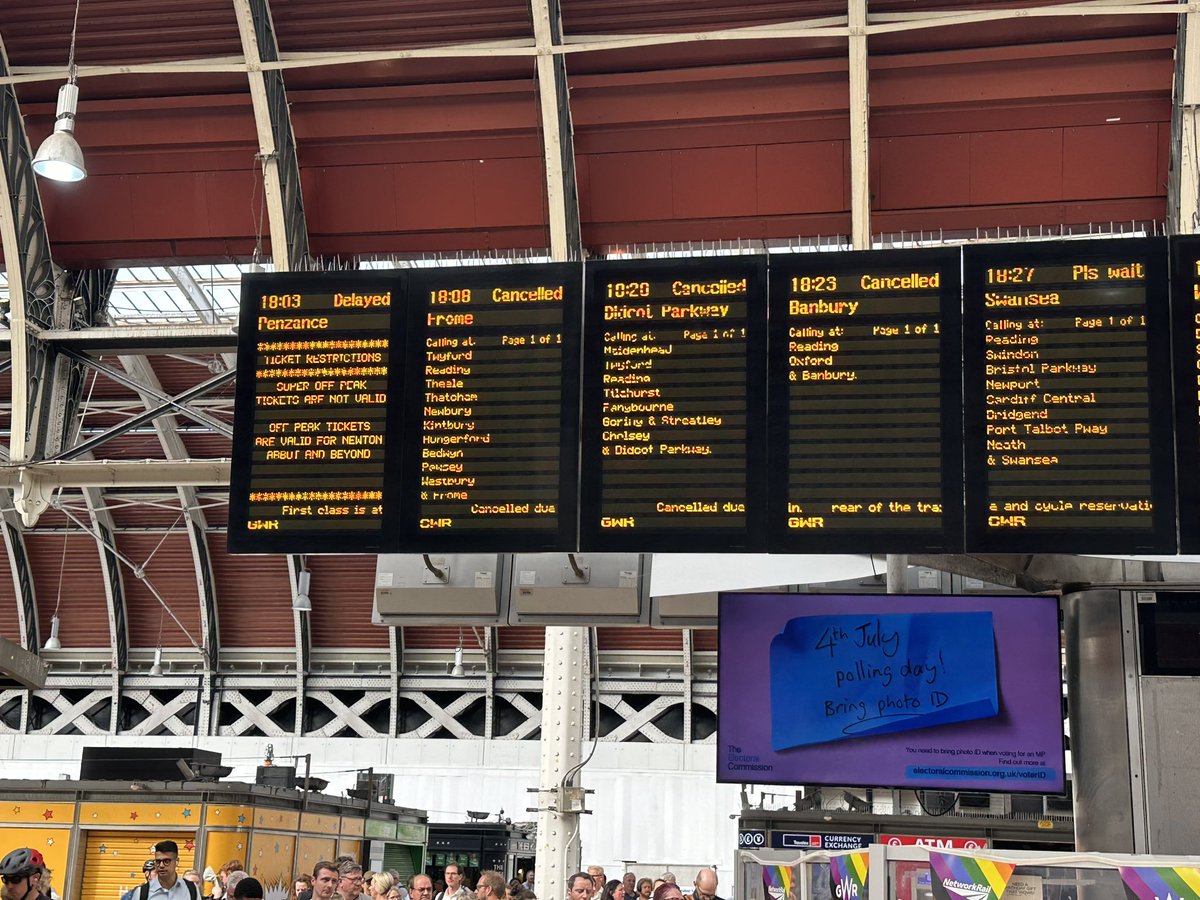 SimonHogfress's tweet photo. Another @gwrhelp quality service from Paddington this evening. Is this what we pay ££££’s for? https://t.co/GuokzyT1lb