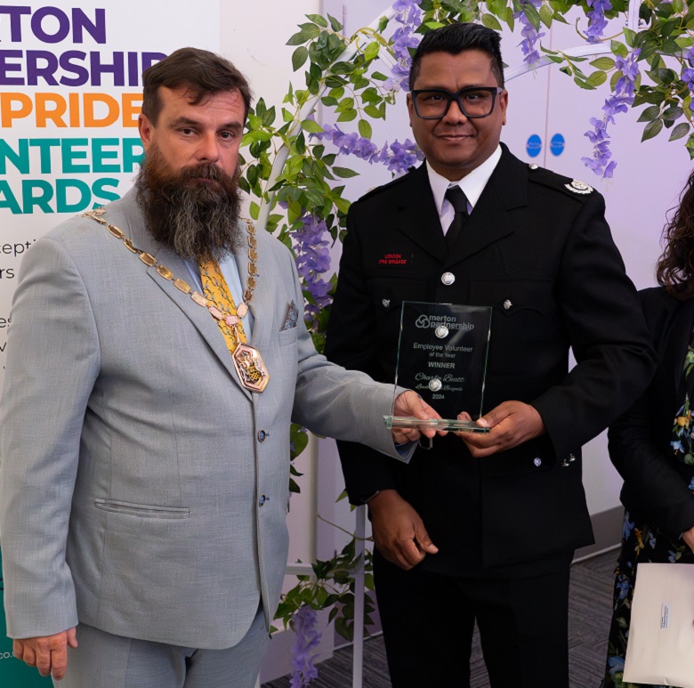 LondonFire's tweet image. Our #Wallington firefighter &amp;amp; boxing coach, Charlie Beatt, has won an award! 
Charlie has been named #Merton Partnership Civic Pride Volunteer for 2024, in recognition of the positive impact he’s had on young people who attended his boxing sessions. orlo.uk/F4iNN 👏 🏆