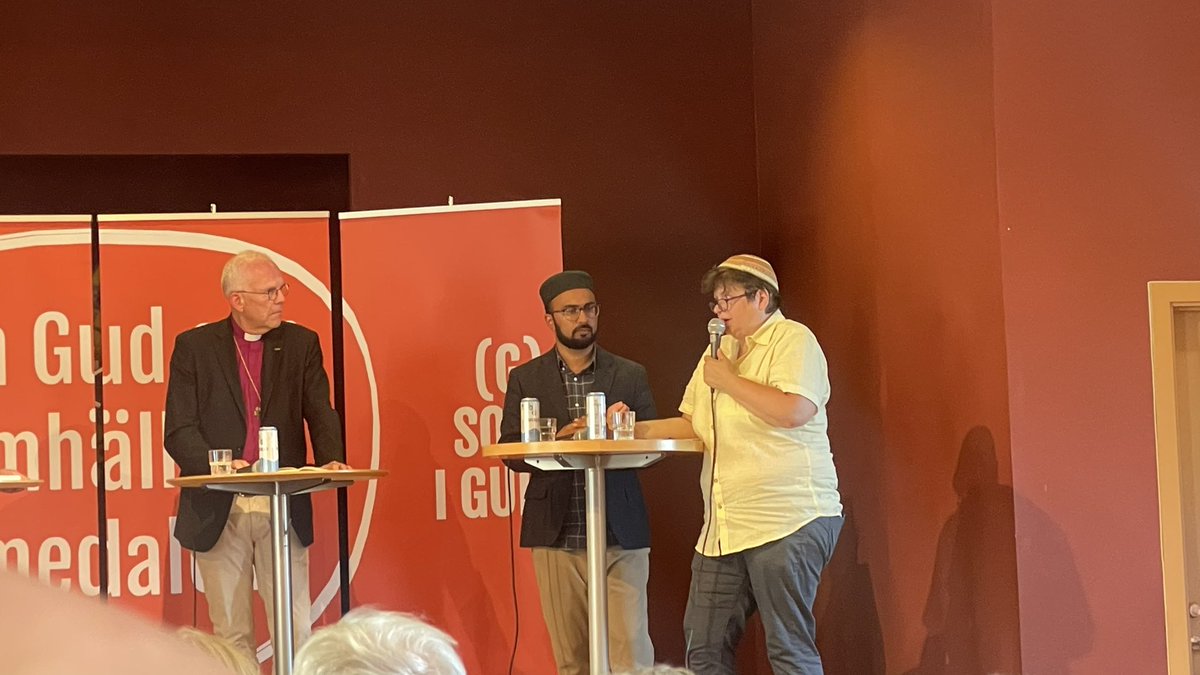 VirkKashif's tweet photo. Viktigt samtal idag om hur vi kan leva tillsammans med dialog, respekt och tolerans. 
#frågaenmuslim #almedalen #visby https://t.co/I96Wp5Umr0