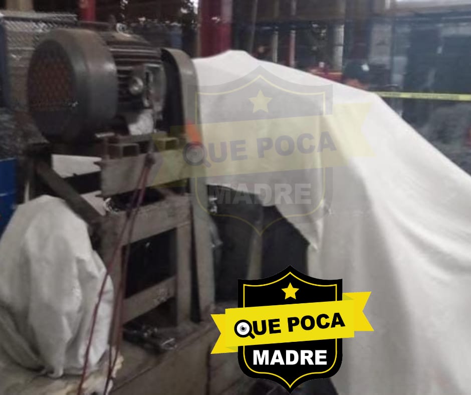 QuePocaMadre_Mx's tweet image. 😥#Lamentable 🏭‼TRABAJADOR DE #SprinAir PIERDE LA VIDA ATRAPADO EN MAQUINARIA ‼🕊

📌Un trabajador de 51 años, perdió la vida al interior de la empresa de colchones #SpringAir ubicada en la colonia Ex Hacienda Doña Rosa en #Lerma #Edomex, al parecer quedó atrapado en una…