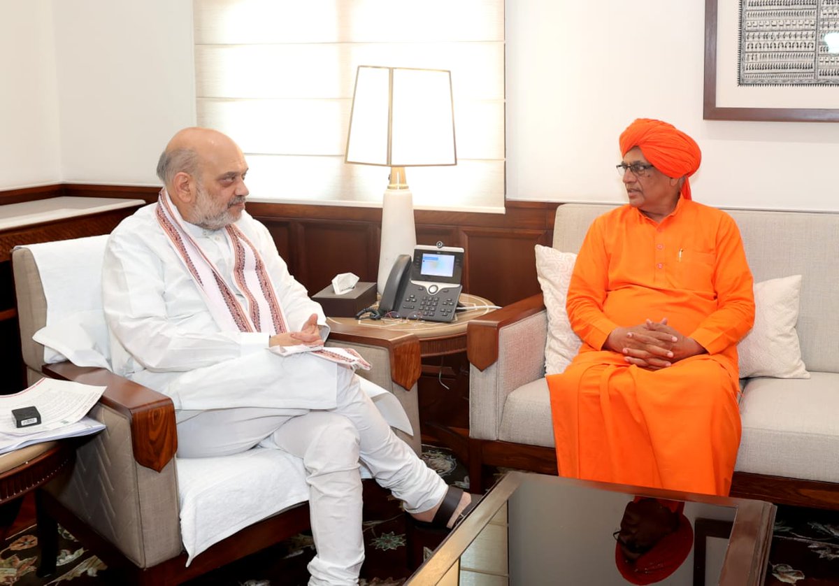 1stbharat_news's tweet photo. #दिल्ली: केन्द्रीय गृह मंत्री शाह से मिले सुमेधानन्द सरस्वती

केन्द्रीय गृह मंत्री अमित शाह से दिल्ली में हुई शिष्टाचार भेंट, सीकर लोकसभा के नतीजों और हार के कारणों पर हुई बात, पूर्व केन्द्रीय मंत्री सीआर चौधरी भी रहे साथ
@BJP4India @BJP4Rajasthan https://t.co/4PjCe4id6k